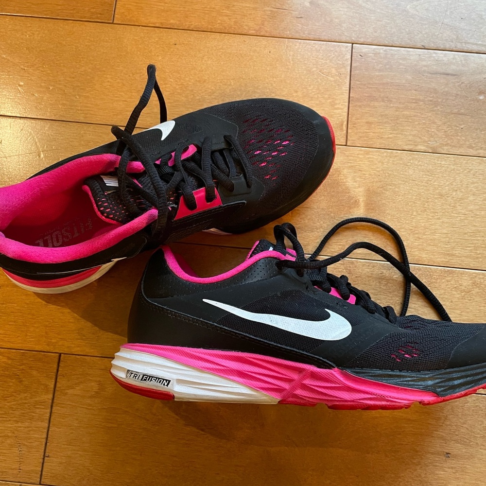 Nike Women's Black and Pink Athletic Shoes
